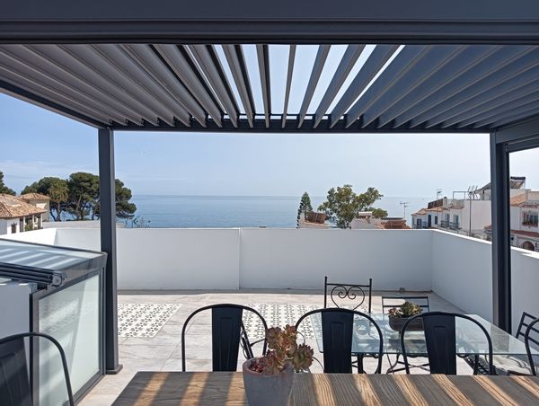 Maison mitoyenne au-dessus de la plage (escaliers) vues sur la mer