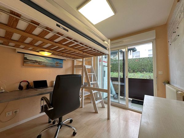 Room office mezzanine double bed Ascain-Saint Jean de Luz chez Virgile