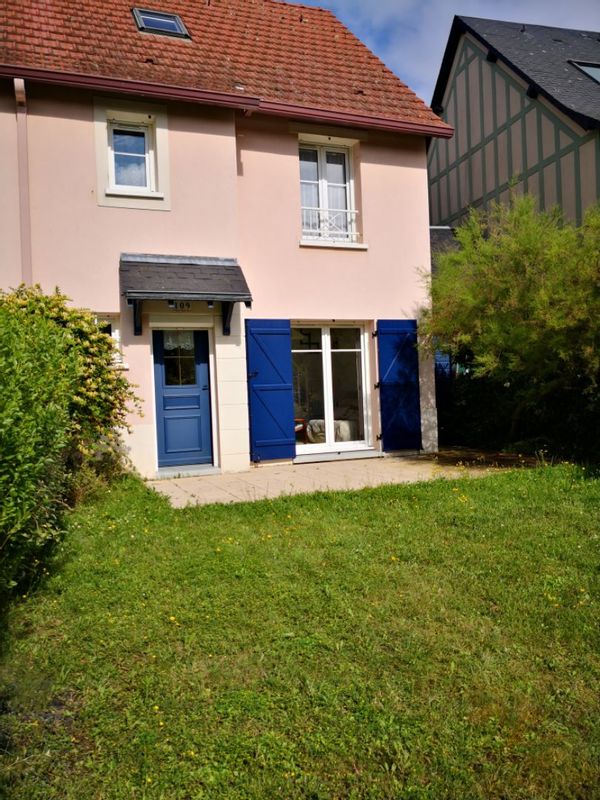 entre Cabourg et Houlgate petite maison de pêcheur style normande au calme , à deux pas de la mer