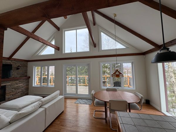 Magnifique Chalet Lumineux avec immense terrasse au Lac Clair