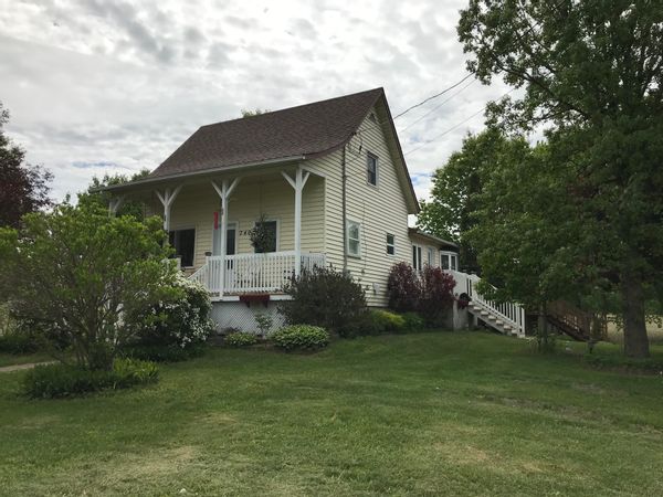 Maison de campagne confortable, avec patio, aire de repos et entourée de jardins. Située à deux minutes à pied des Mines Capelton, (visites sous terre), de la rivière Massawippi (kayak, canot, pêche), et de la piste cyclable. A 10 minutes de North Hatley et de Sherbrooke, 20 minutes de Magog ou Coaticook; vous aurez facilement accès à toutes  les richesses de l’Estrie.