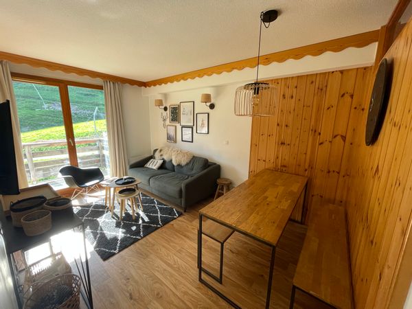 Appartement rénové sur les pistes dans résidence avec piscine