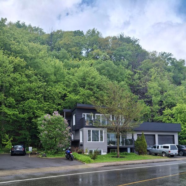 Appartement à aires ouvertes, face au fleuve et à quelques pas de la Promenade Champlain.