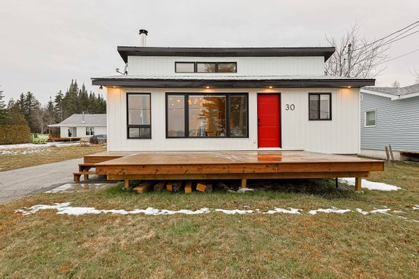 Chalet au lac de la montagne noir.