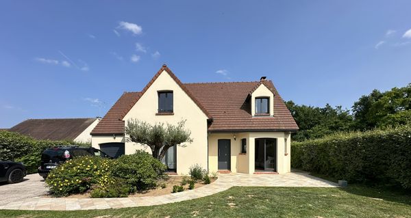 Maison avec piscine en lisière de forêt