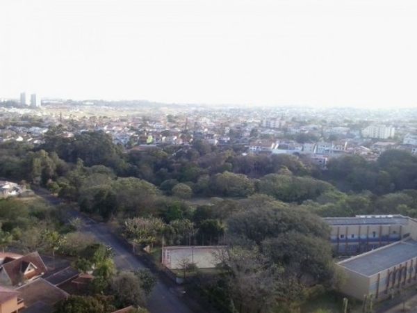 Apartamento duplex em Santiago de Compostela, Espanha. Tem vistas ao parque e é muito central. A 5 minutos da Catedral, de bares, restaurantes, parques, e a 10 minutos da Universidade de Periodismo, de Economia e de Filologia.