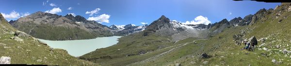 Chalet au cœur d’une réserve naturelle avec un taux d'ensoleillement garanti, à 10 min du plus grand domaine skiable suisse et aux pieds de superbes randonnées ! Des vacances inoubliables !