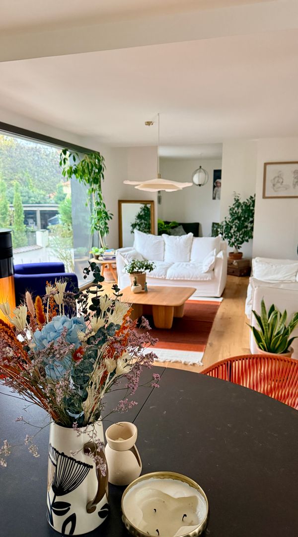 Bienvenue dans notre maison lumineuse chaleureuse et décoré avec des matériaux naturels.