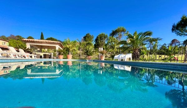 Villa proche de Saint Tropez with a beautiful garden and swimming pool.
