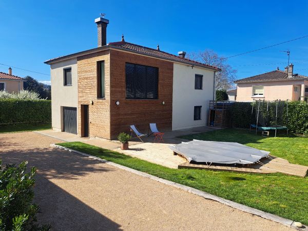 Maison avec piscine proche de Lyon.
