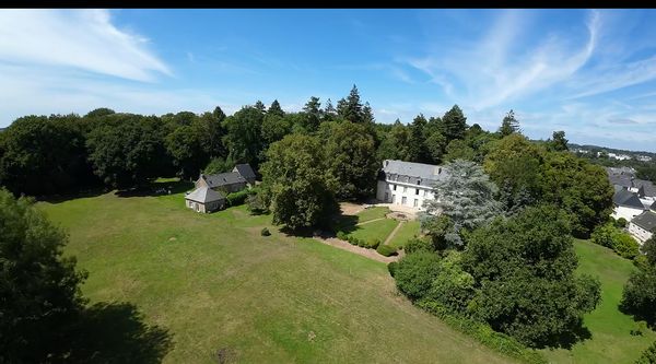 Maison entièrement rénovée dans un lieu d'exception au sein d'un parc privé de 7,4 hectares.