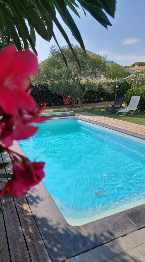 LUBERON PROVENCE Maison avec piscine pres du coeur de village