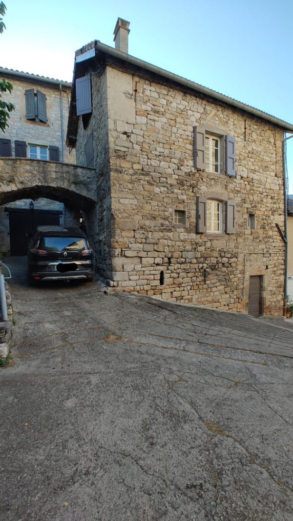 Maison à 10 min de Millau et du viaduc (1 semaine mini). Village médiéval de Compeyre.
