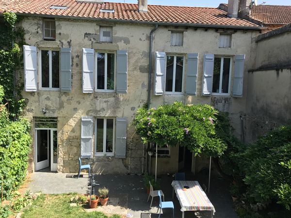 Maison de charme avec jardin au coeur de la cité royale de Nérac. Séjour de 4 nuits minimum.