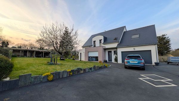 Maison familiale avec jardin et piscine près de Nantes