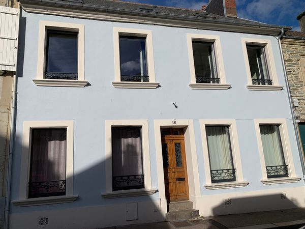 Belle et grande maison de ville, en plein centre de Cherbourg.