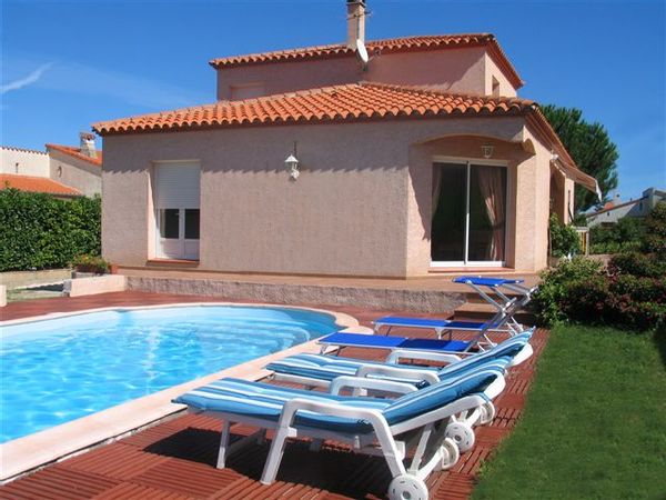 Villa avec piscine et jardin au calme , proche mer .(échange minimum de sept jours )