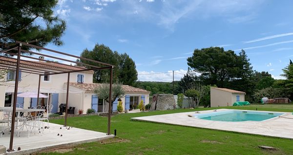 La maison de Géraldine et Jean-Marc à 20 mn d'Aix en Provence avec Belle Piscine et Climatisation
