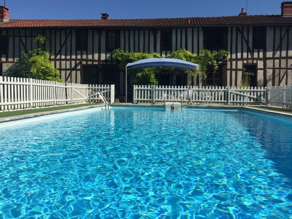 Maison champenoise avec grande piscine .