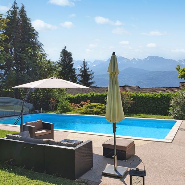 Lumineuse maison moderne, avec grande piscine et vue sur les Alpes