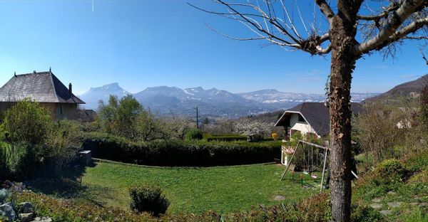 Maison en Savoie (alpes)  surplombant Chambéry entre lacs et montagne
