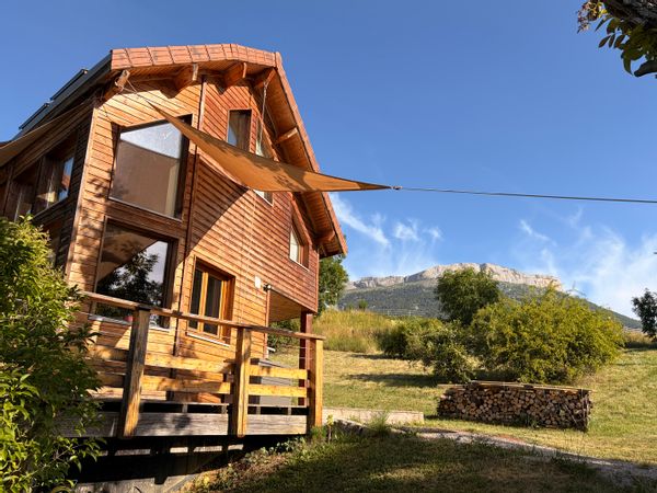 Maison au calme avec un très grand terrain au pied de Céüse.