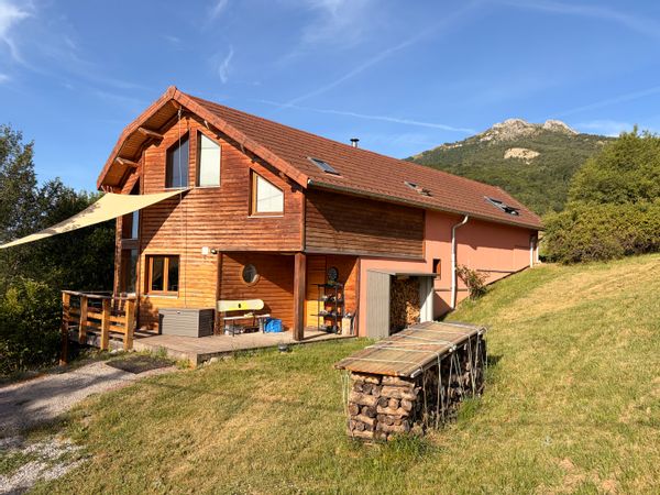 Maison au calme avec un très grand terrain au pied de Céüse.