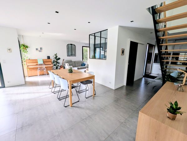 Le Maison 2 avec 2 terrasses et 2 expositions au cœur d'une petite cité de caractère