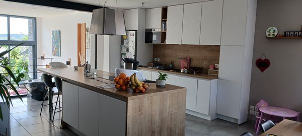 Maison entièrement rénovée avec beau jardin a 10 mn à pied de la Loire dans un joli village