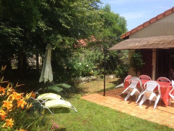 JOLIE MAISON PROCHE DE LOURDES AVEC JARDIN ET JACUZZI