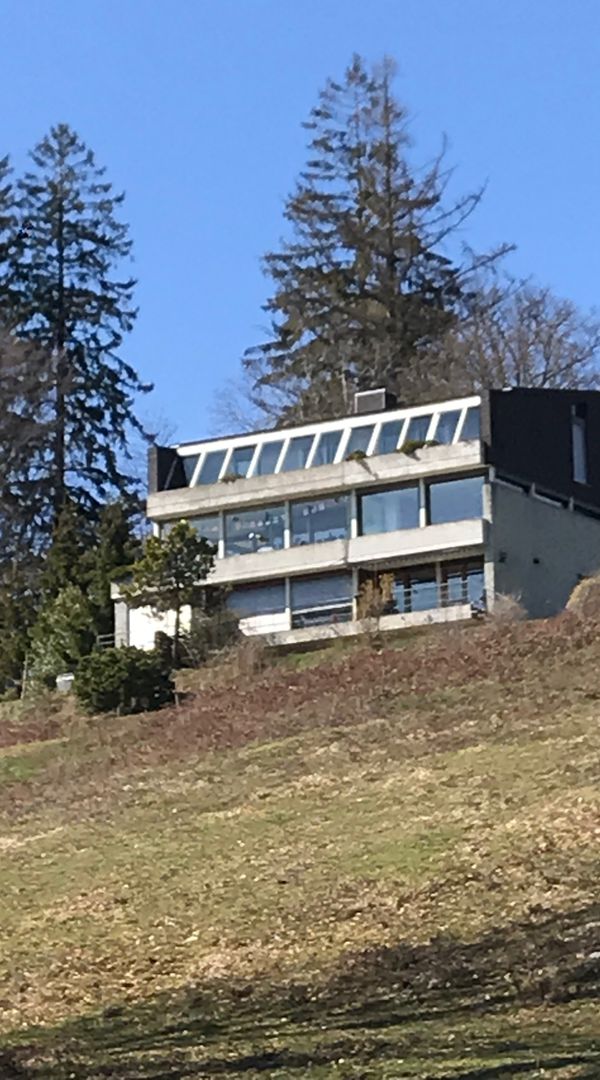 Grand 2 pièces à Prêles dans maison familiale
