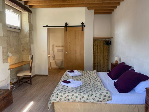 Chambre indépendante avec accès PMR et salle de douche adaptée
