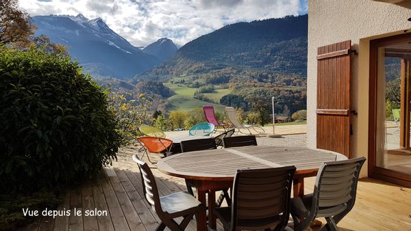 Maison entre lac et montagnes