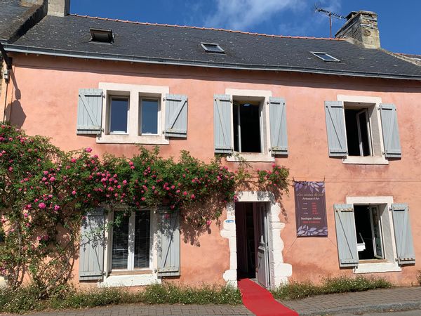 La Maison rose, au cœur du village