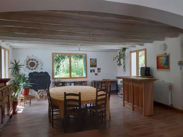 Grande maison à proximité de la forêt
