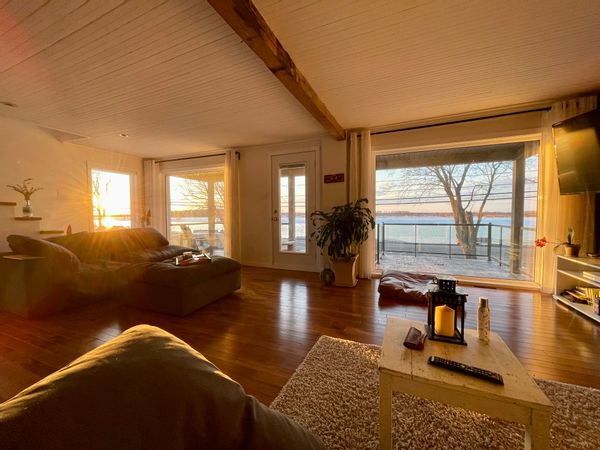 Maison au bord de l’eau, au cœur des 103 îles du Lac St-Pierre, réserve mondiale de l’UNESCO.