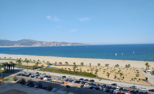 Studio face à la plage, vue mer et baie de Rosas et parking.