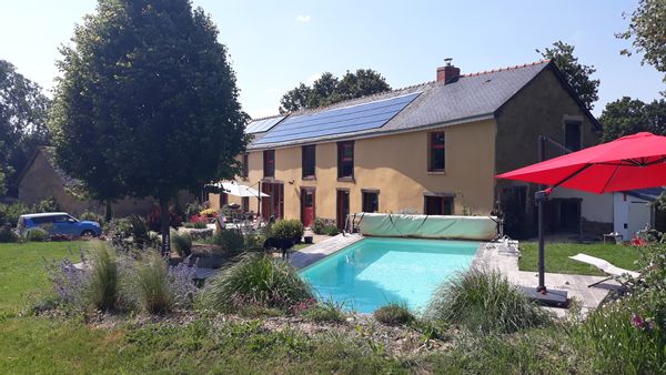 Grande maison avec piscine et jardin
