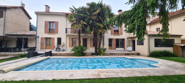 Grande maison avec piscine chauffée
