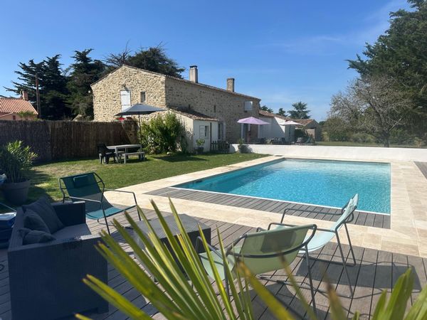 Longère pleine de charme avec piscine au sel chauffée de 10m sur 5 , à seulement 10 min de la plage.