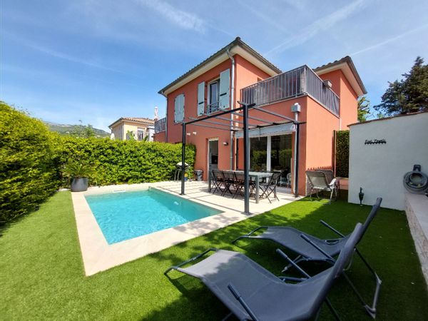 Villa 3 chambres - entre Cannes et Nice, piscine, climatisation & parking privé.