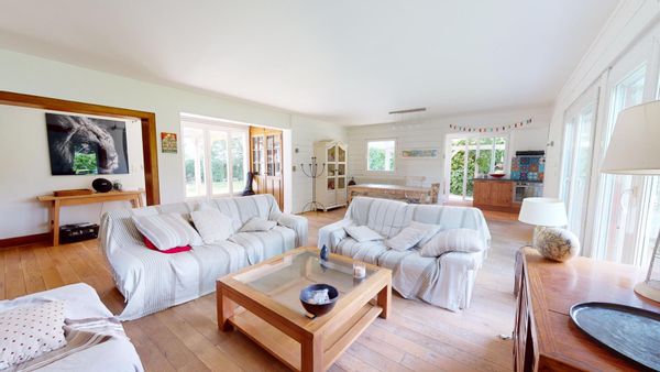 MAISON LUMINEUSE DANS VILLAGE A DEUX PAS DE LYON (1 semaine minimum)