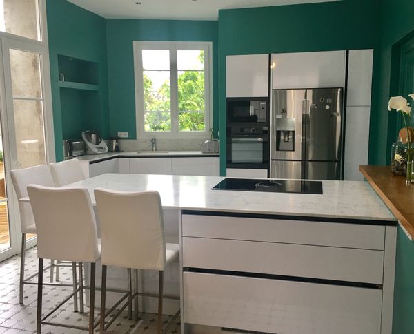 La maison la H family : du moderne dans de l'ancien des années 30 avec piscine, jacuzzi et clim