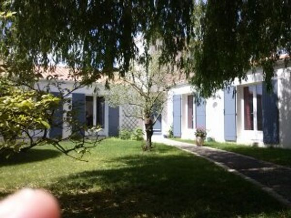 Belle maison pleine de charme avec 5 chambres ,cheminée ,grand jardin arboré avec piscine chauffée