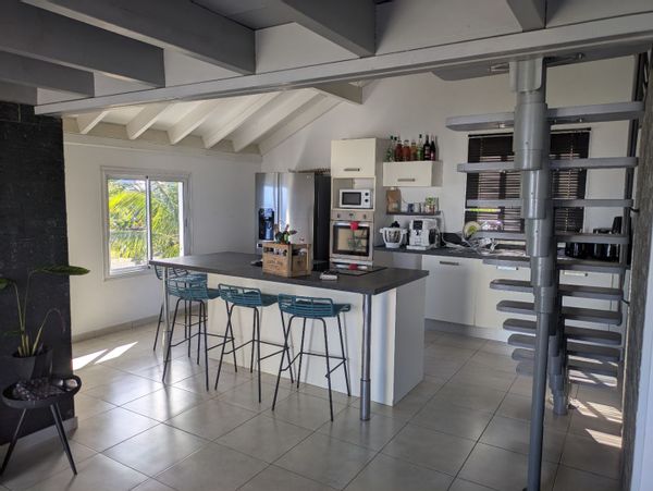 Duplex lumineux avec grande terrasse et vue mer à La Réunion