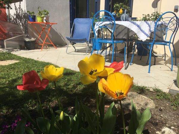 Maison bleue avec jardin, dans une rue très calme, un petit jardin agréable et fleuri.