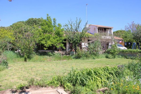 House in big garden & swimming pool close to Nimes, walking trails 300 meters from the house.