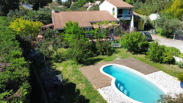 House in big garden & swimming pool close to Nimes, walking trails 300 meters from the house.