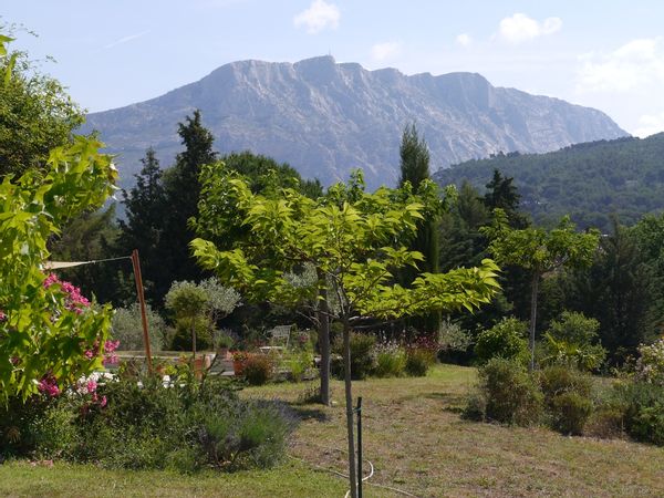 Grande maison à la campagne, à 10mn d'Aix-en-Provence, au pied de Sainte-Victoire.