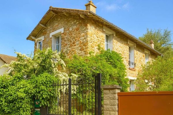 Maison en meulière typique des maisons d'Ile de France jardin + forêt gare direct Paris & Versailles